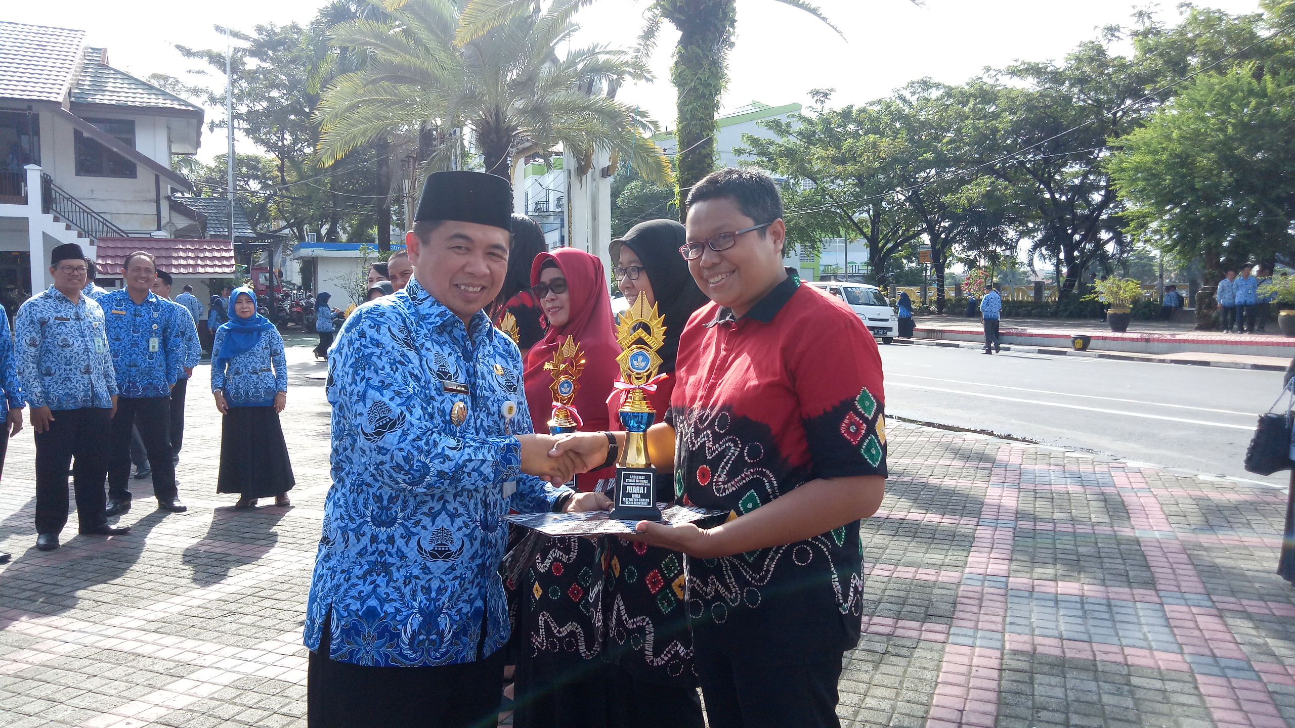 Penyerahan Piala Oleh Walikota Banjarmasin